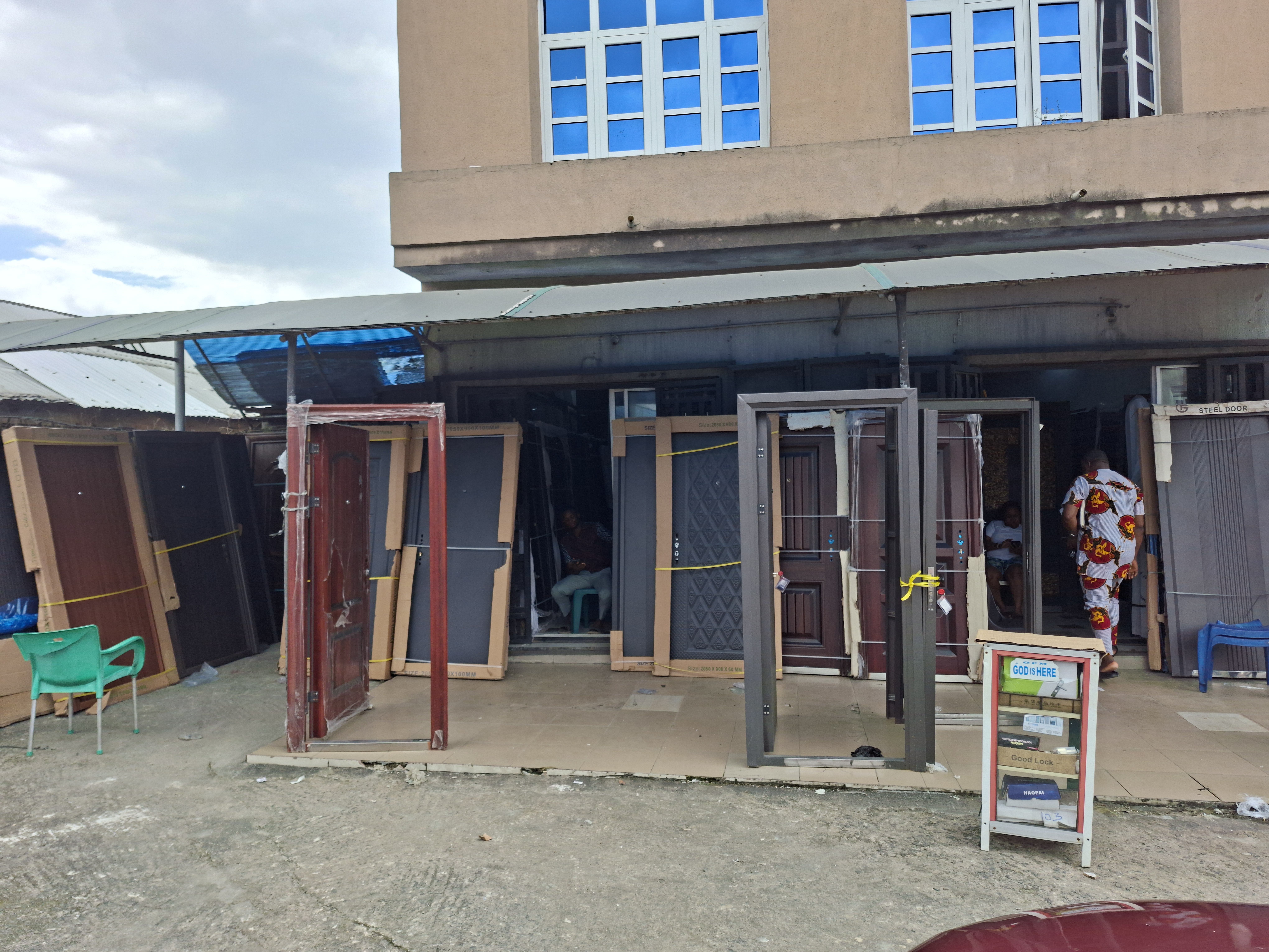 Exterior view of the SONFAN GLOBAL DOORS showroom